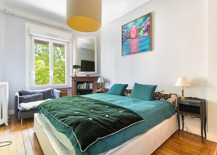 Spacious 3 Bedrooms Apartement 135 M & Privative Parking
