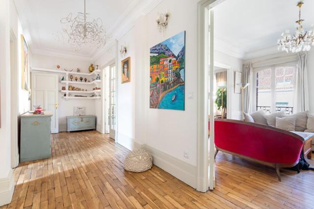 Apartment Spacious 3 Bedrooms 135 M & Privative Parking