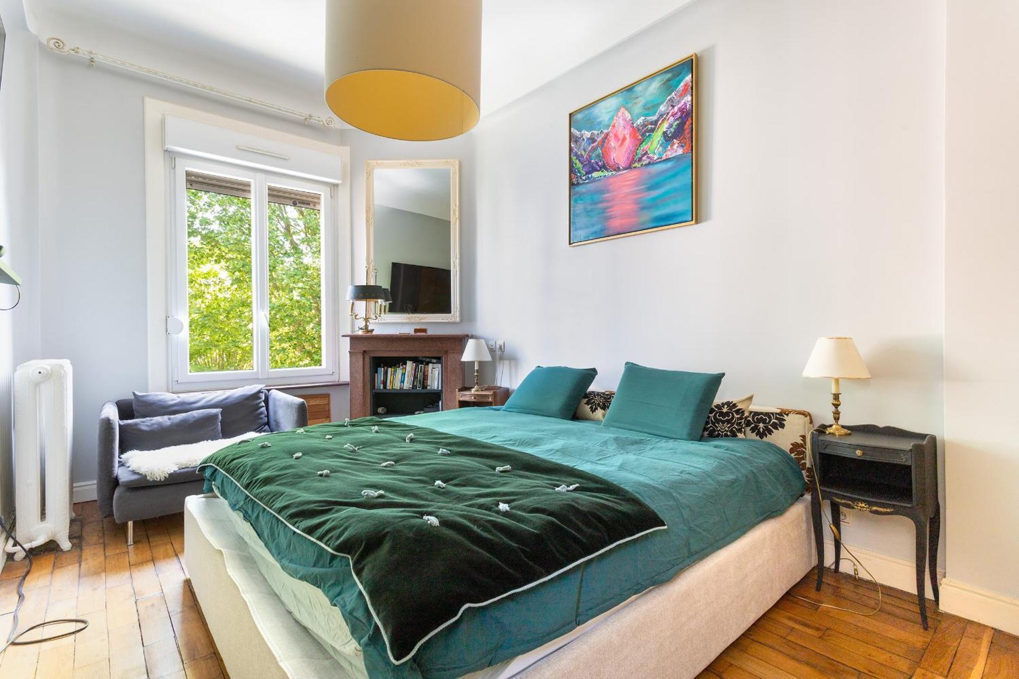 Spacious 3 Bedrooms 135 M & Privative Parking Apartment *